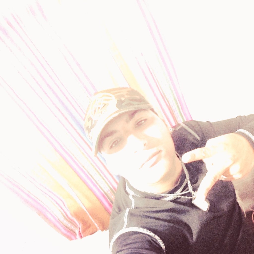 Emi32Eze's tweet photo. No llores por un bobo, si te deja sola yo te robo...🎶🎧 https://t.co/xr0OYdSaaW