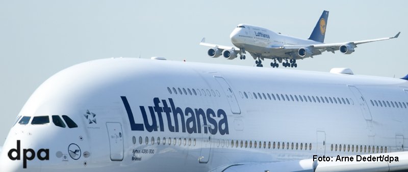 Huckepack: Eine winzige Boeing scheint in Frankfurt auf einem gigantischen Airbus zu landen #dpatopbilder (dmo)