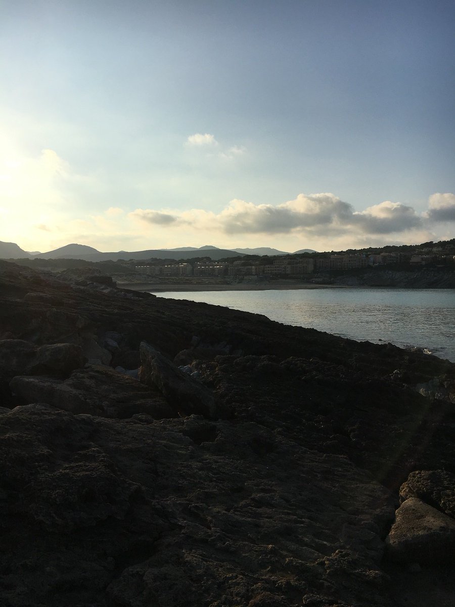 Majorca_Sov's tweet photo. Sun going down over the beautiful Cala Mesquida. Wish you were here?  #Sundowners #ParadiseFound https://t.co/SpiQFkL2w4