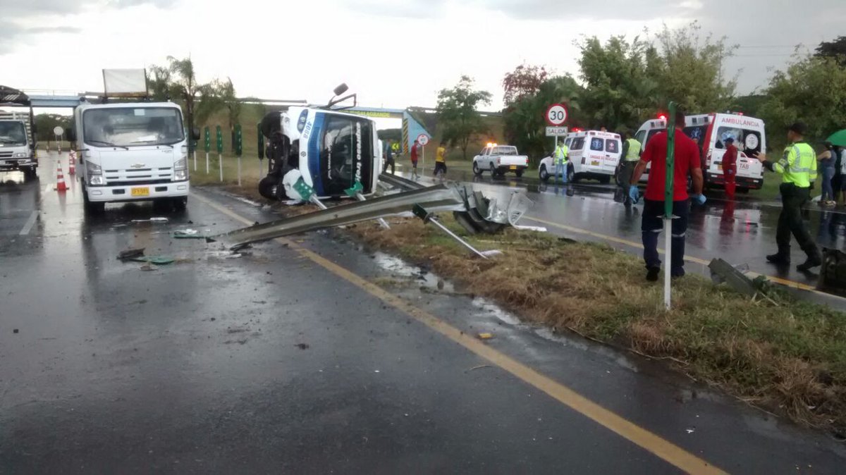 Noti90Minutos's tweet photo. #Valle #Informe90 Muere mujer embarazada en accidente de buseta en Tuluá https://t.co/VpqWgpDZVG https://t.co/GrbJpIY2Qe