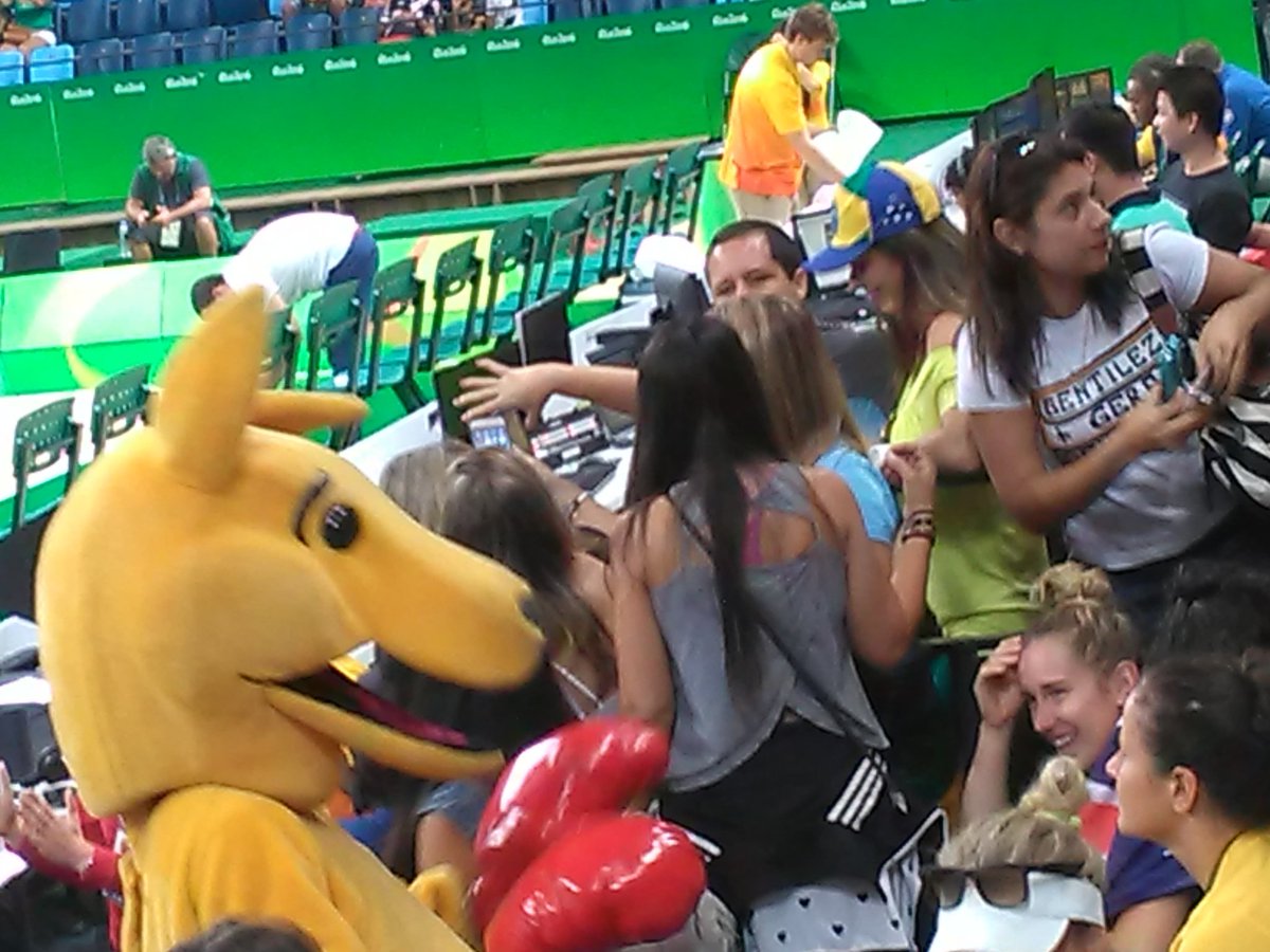 terryob1's tweet image. Everyone wants a photo with the kangaroo #OneTeam #GoOpals