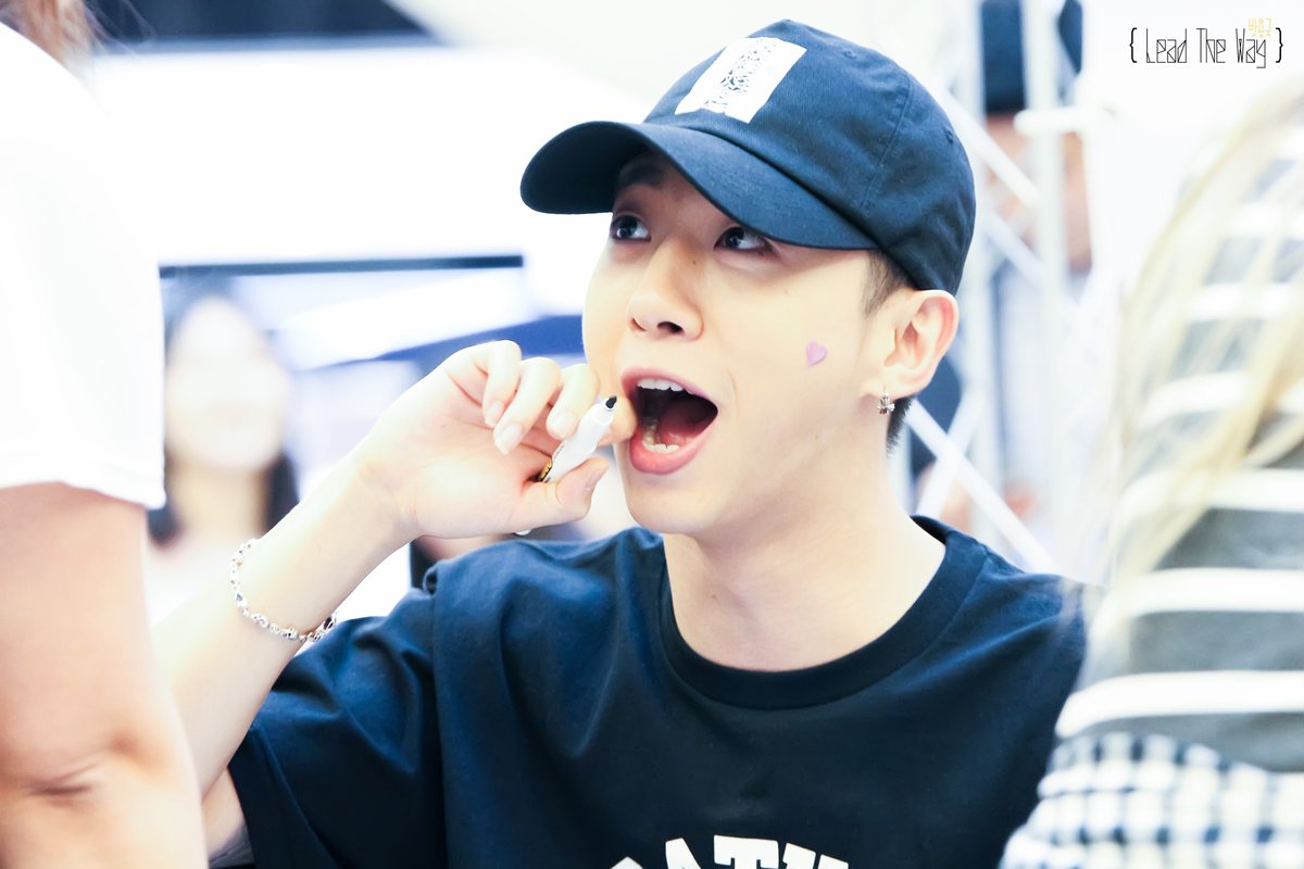 LEAD900331's tweet image. [HQ] 160813 분당 팬사인회 농담지마 ! 놀랬잖아! 용국아~ #방용국 #PutEmUp #THATsMYJAM #BAP