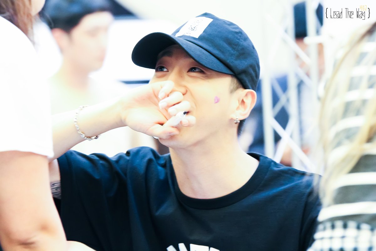 LEAD900331's tweet image. [HQ] 160813 분당 팬사인회 농담지마 ! 놀랬잖아! 용국아~ #방용국 #PutEmUp #THATsMYJAM #BAP