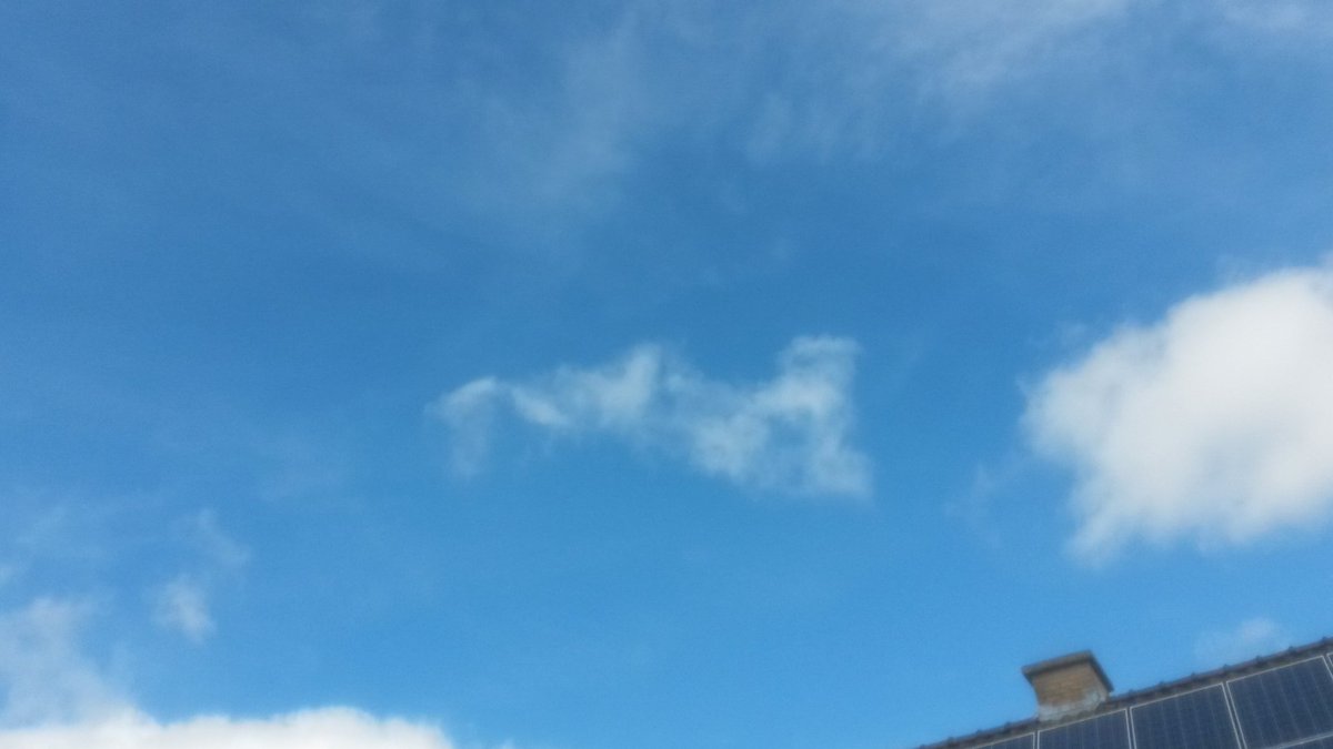 PeterSlos's tweet image. Kijk papa, een raceauto in de lucht!!
#clouds #Summer2016 #racecar #kids