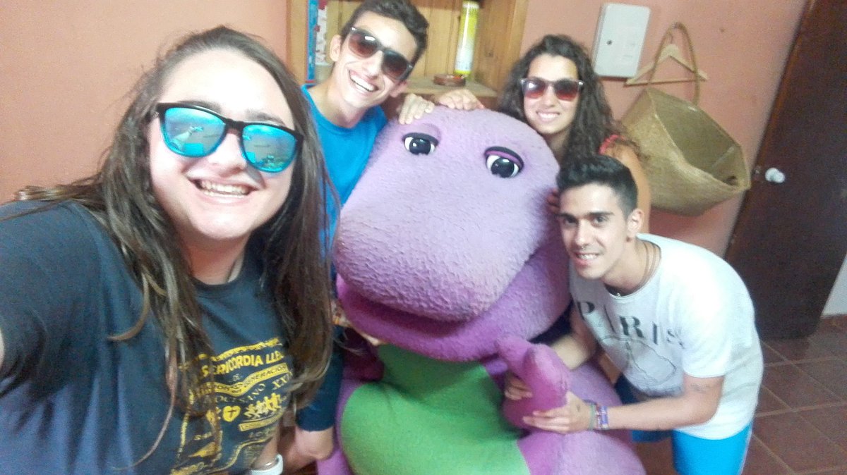espesntn's tweet photo. Parada en #JARA para recoger a @TartaSaurio!!!!  🎉🎊🙌💃🏻🎉🎊💃🏻💚😂😂 Ahora rumbo a #Estepona @MiesJuvenil https://t.co/KimKrsa0zA