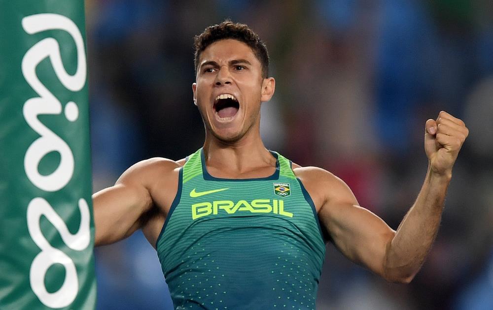 corporateit's tweet photo. El brasileño Thiago Braz sorprende al mundo entero y gana el oro - https://t.co/AGZePk0PlG https://t.co/KfYpn3qxu9