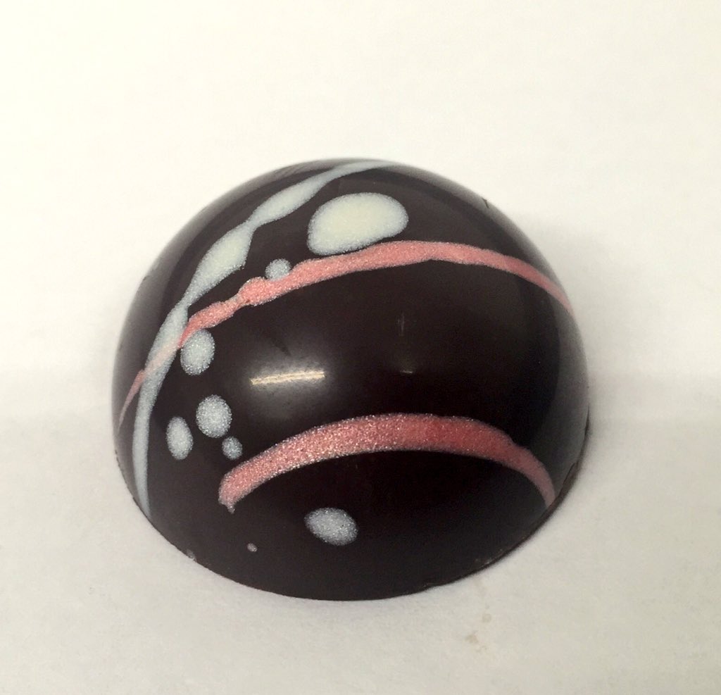 choc_truffle_'s tweet photo. Strawberry, vanilla and dark chocolate combination using @yartycordials #Hampshire #summer #chocolate https://t.co/cf2B9FRGO1