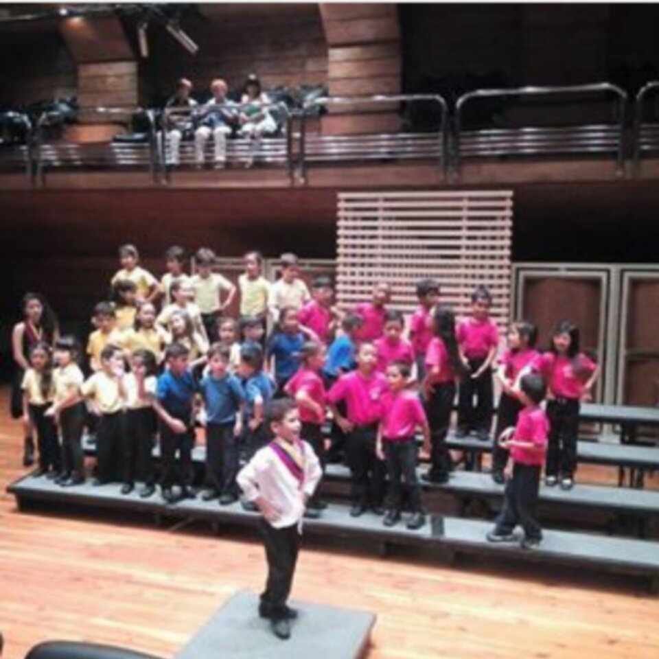 Coro Orquesta de Papel, dirigido por el alumno Deret de 6añod