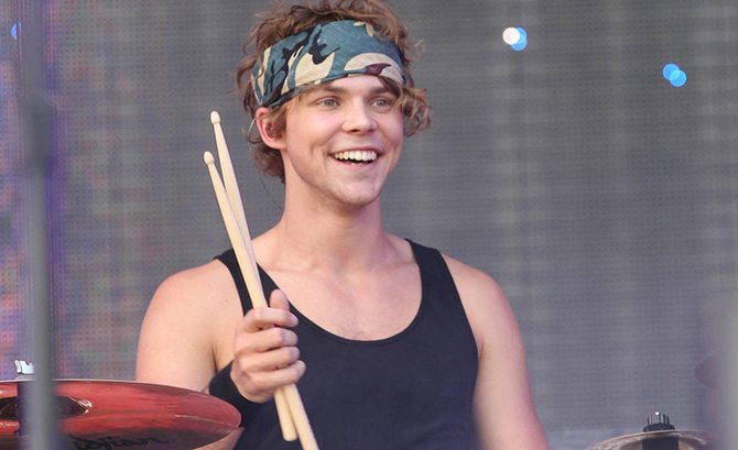 CelebMix's tweet photo. 5SOS Fans React: #ripAshtonsHair https://t.co/vn0BTqTID6 https://t.co/tzldKEIF9m