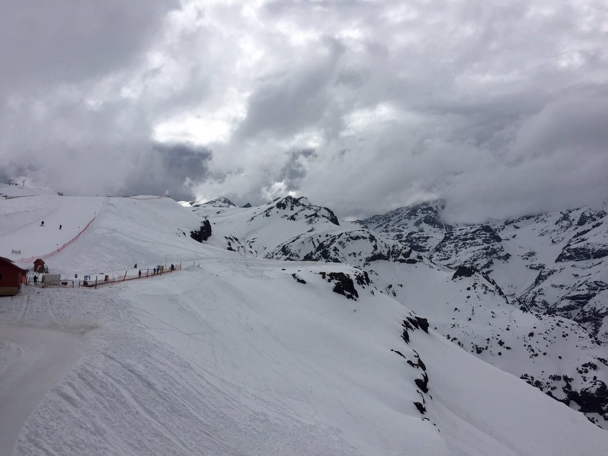 Valle_Nevado's tweet photo. El fin de semana largo terminó, pero la nieve sigue y las promociones también! Mañana 2x1 de @entel ! #ViveValle https://t.co/r9oWqUboqE