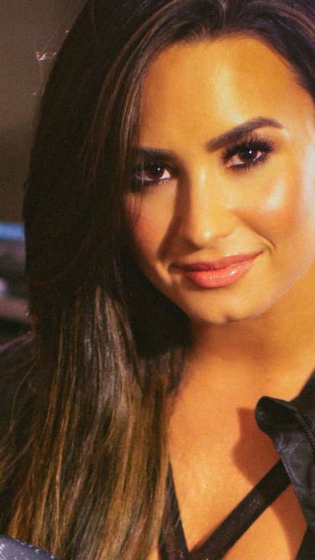 CarrieLovatic29's tweet photo. How can someone be so stunning?? #demilovato #lovaticproblems https://t.co/THCfujF2bJ