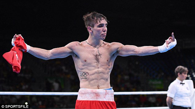 DailyMailUK's tweet image. #IRL boxer launches into furious rant at judges after Russian rival defeats him dailym.ai/2b9JF96 #Rio2016