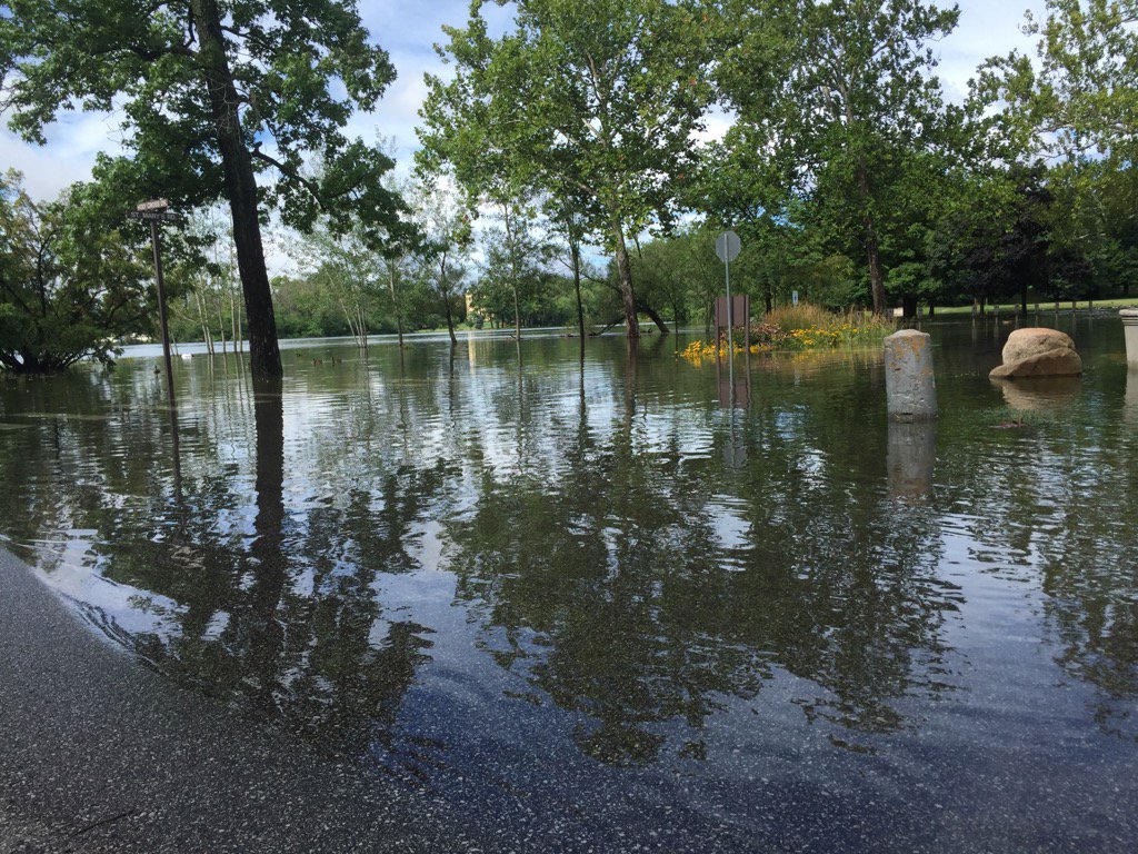 snijim's tweet photo. That's du Lac, not des Lacs
#NDflood https://t.co/2dVRspEi5i