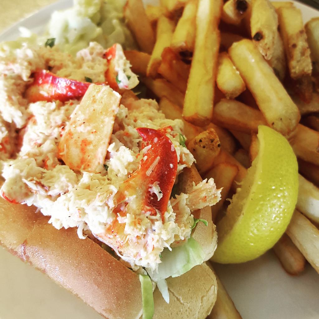 brakishpei's tweet photo. Hey @JustinTrudeau , stop by for an Island Lobster + Crab roll! - Welcome to PEI. @DeltaPEI @gallantspeifood https://t.co/Tasl7I65ux