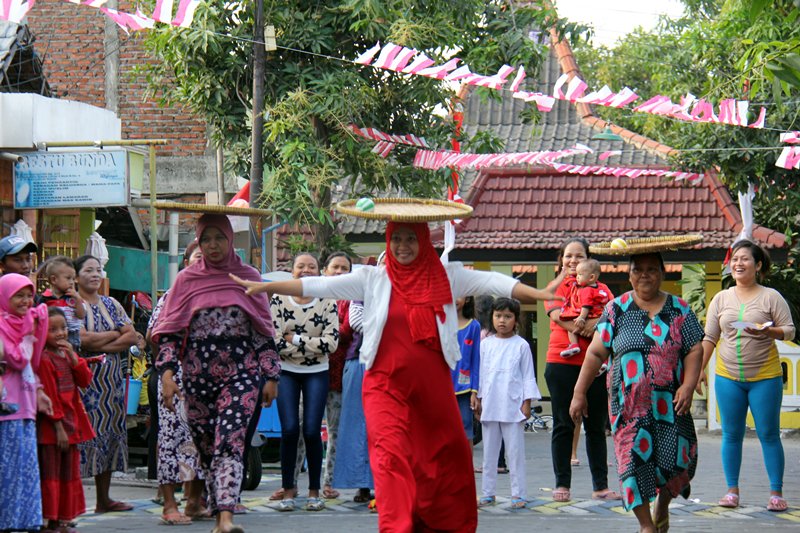 JasmineEla's tweet photo. Serunya lomba 17-an di kampung kami, karena aku jadi juaranya lomba membawa tampa dengan bola @jualocom #JUALO17an https://t.co/LUb9ALElBY