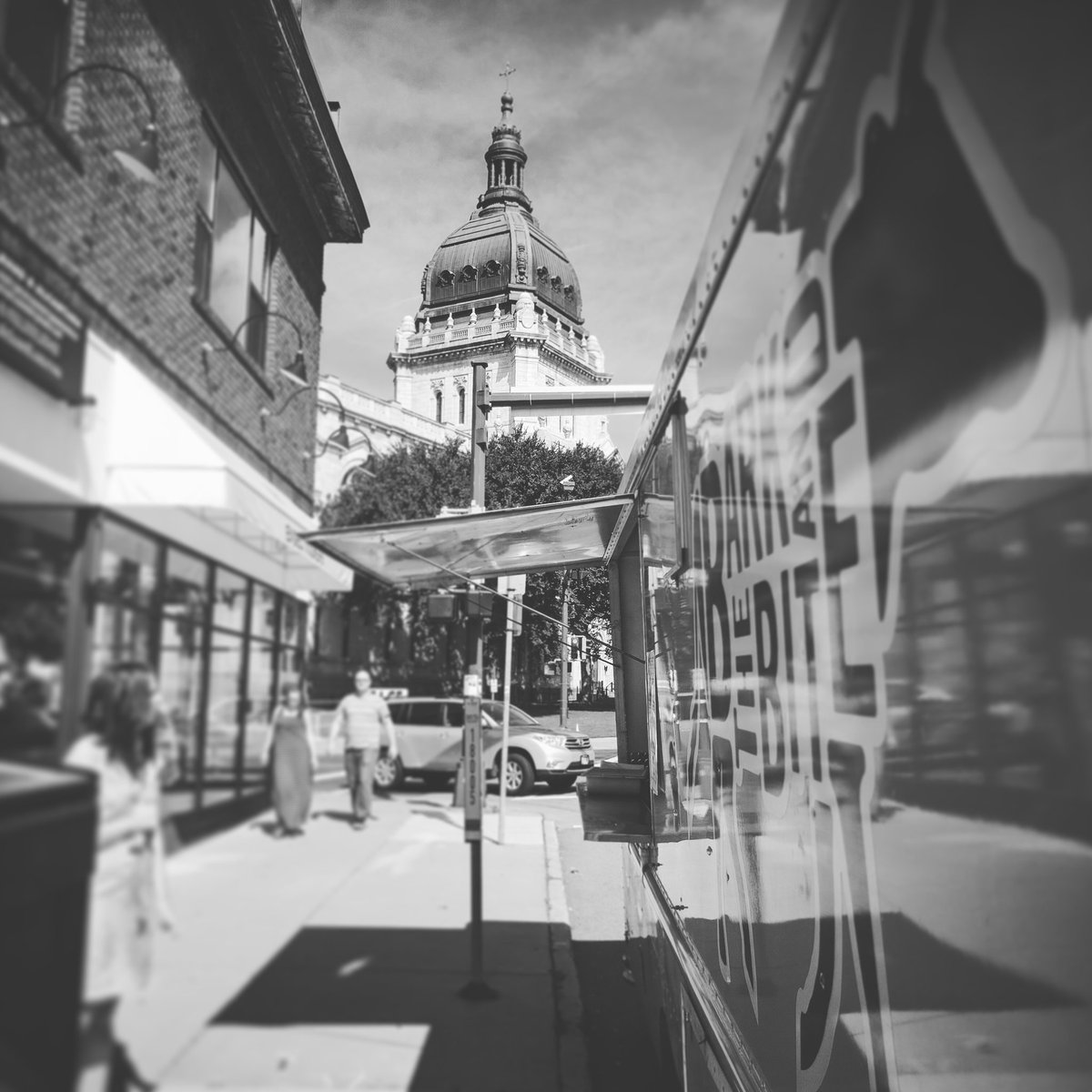 BarkandtheBite's tweet photo. Lunch until 1 o'clock outside @EVMplsDowntown and @spyder_trap get your #smokedmeats! https://t.co/Ll1ejpMdEv