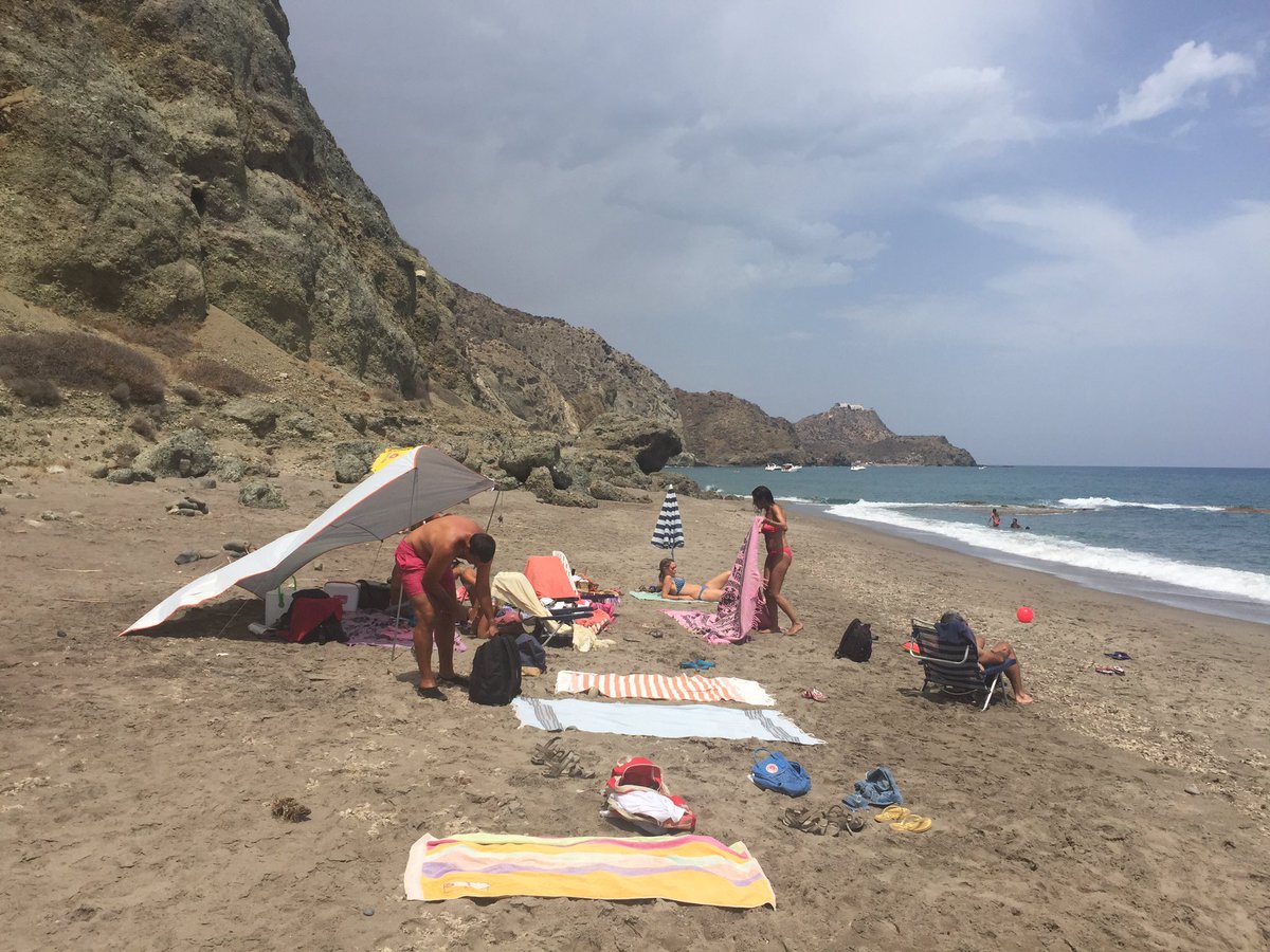 esteban_pacios's tweet photo. Hoy hemos estado en la #playa de #Sopalmo en #Almería
Un esfuerzo tremendo para poner las toallas 😜 https://t.co/oi7Xpso8rQ
