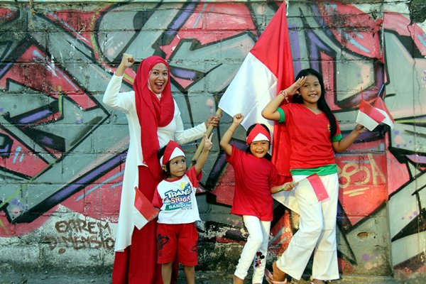 JasmineEla's tweet photo. @NuvoFamily Keceriaan keluargaku di Hari kemerdekaan RI yang ke-71 . #MerdekaDariKuman https://t.co/rJRJN5GtcJ