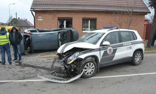BusaJoki's tweet image. Šorīt pieci iereibuši policijas darbinieki nenovaldija operatīvā auto stūri un iepēra pretīm braucošajā auto!