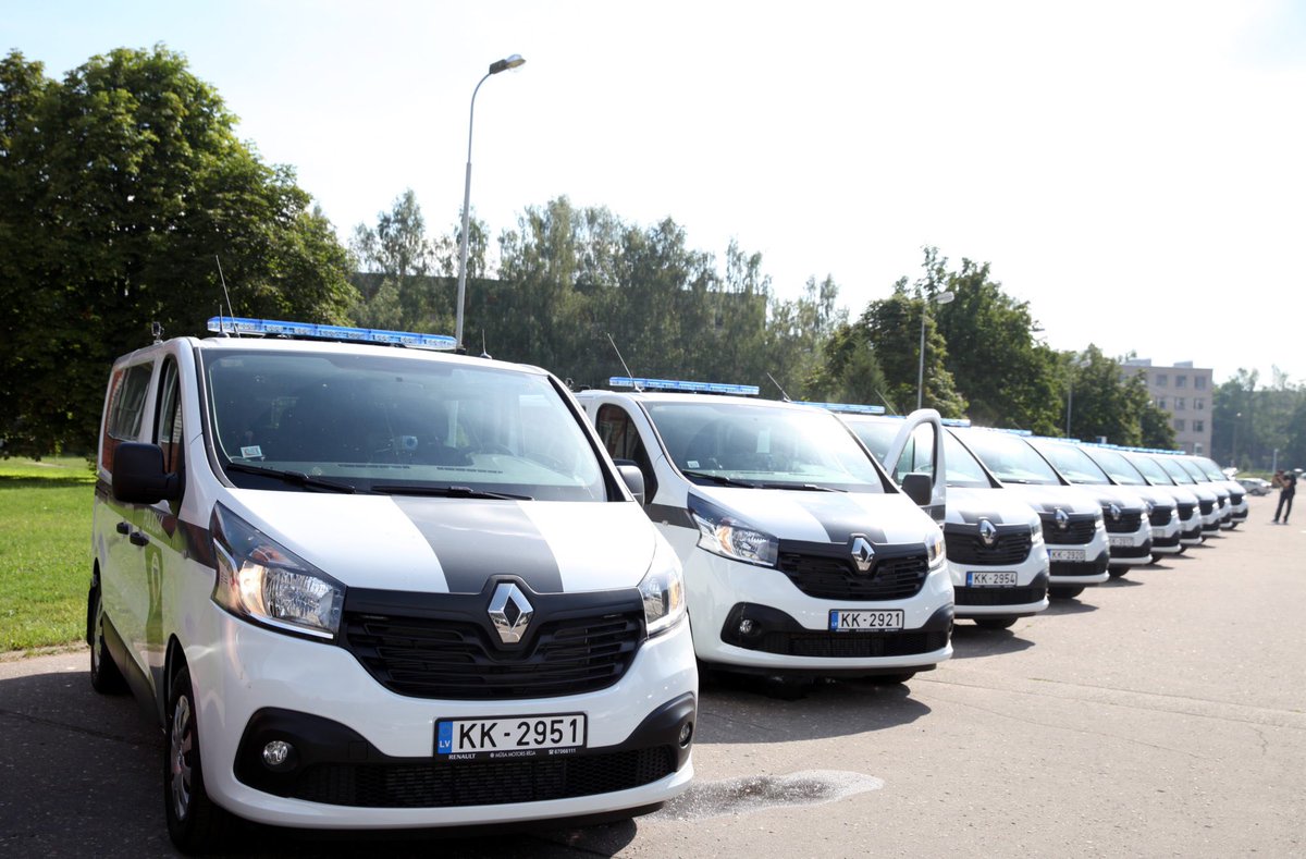 BusaJoki's tweet image. Ministrija iepirka pilnīgi jaunus , nesmukus , policijas operatīvos, trafarētos auto! Jaunieši, neaizmuksiet!