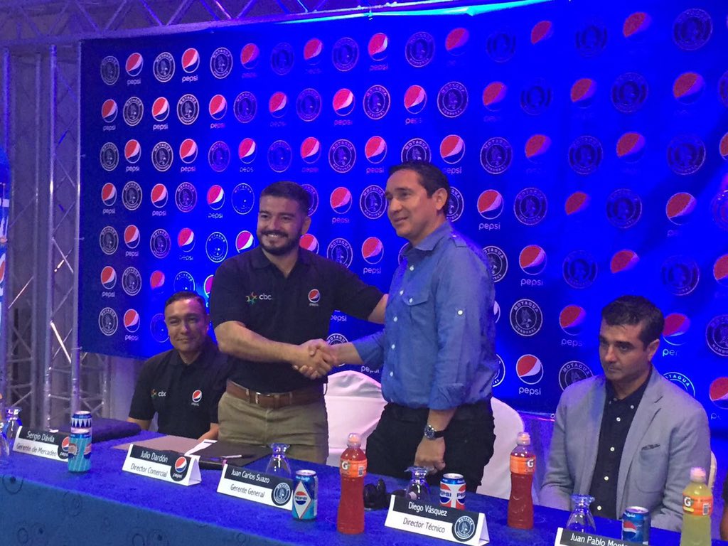 MOTAGUAcom's tweet photo. Julio Dardón de Pepsi y Juan Carlos Suazo, Presidente Financiero en la firma de extensión de contrato de patrocinio https://t.co/64fCYdGOAd