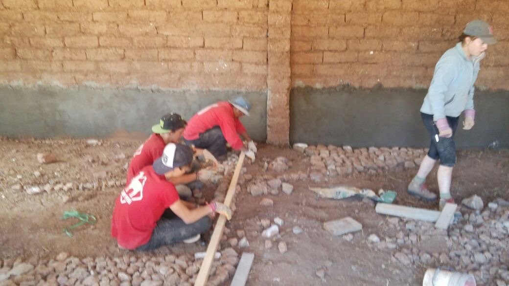 campperu's tweet photo. Our #volunteers in their #gapyear working hard on the dinning room for the school at Camp Titicaca 💪🏽☺️ @CampsInt https://t.co/DMKoEiLhjR