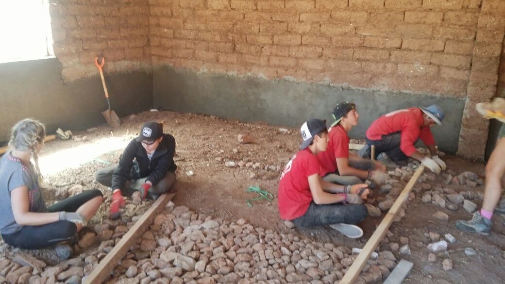 campperu's tweet photo. Our #volunteers in their #gapyear working hard on the dinning room for the school at Camp Titicaca 💪🏽☺️ @CampsInt https://t.co/DMKoEiLhjR