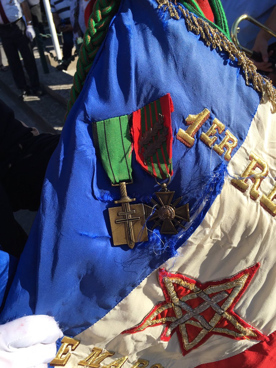 senateur61's tweet image. #RouteLeclerc Argentan avec le drapeau des #SpahisMarocain avec l'étoile chérifienne Régiment croix de guerre