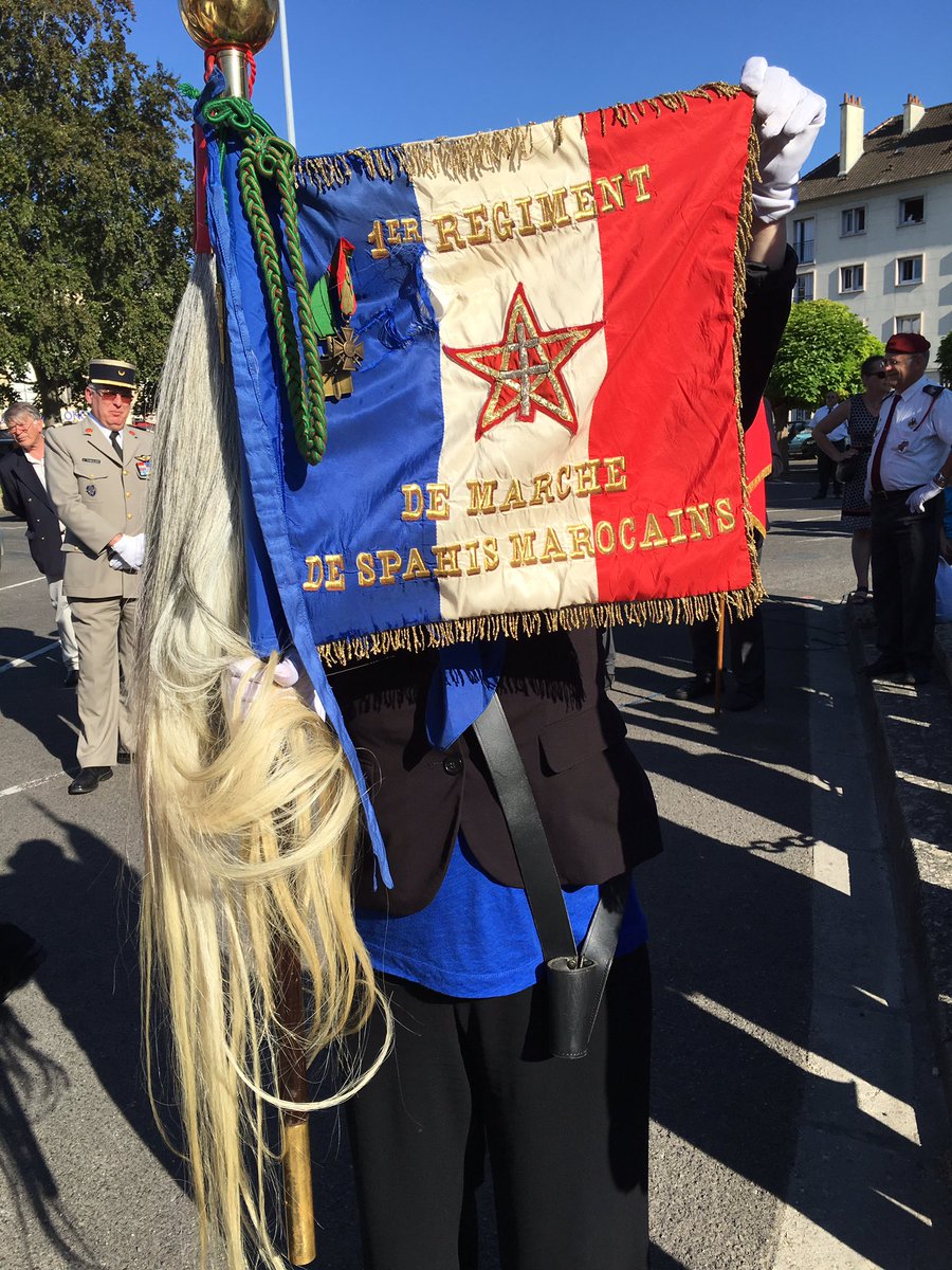 senateur61's tweet image. #RouteLeclerc Argentan avec le drapeau des #SpahisMarocain avec l'étoile chérifienne Régiment croix de guerre