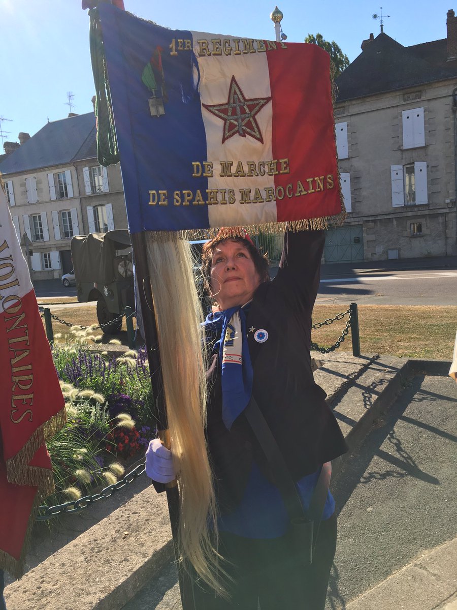 senateur61's tweet image. #RouteLeclerc Argentan avec le drapeau des #SpahisMarocain avec l'étoile chérifienne Régiment croix de guerre