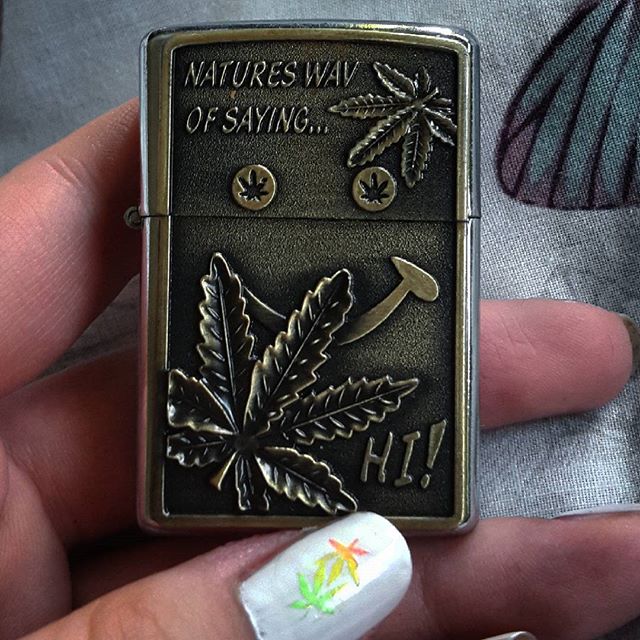 PatsyShern's tweet image. Omg I want my friend's lighter and nails so bad (She snap chatted me this pic)