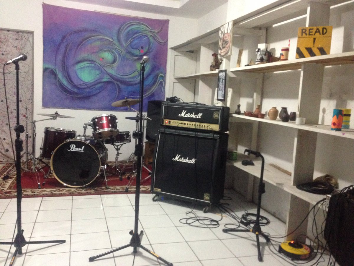 Ruang kecil yang membawa banyak musisi ke ruang yang lebih besar. Silahkan ikuti <a href="/RuangAlternatif/">Ruang Alternatif</a> untuk informasinya