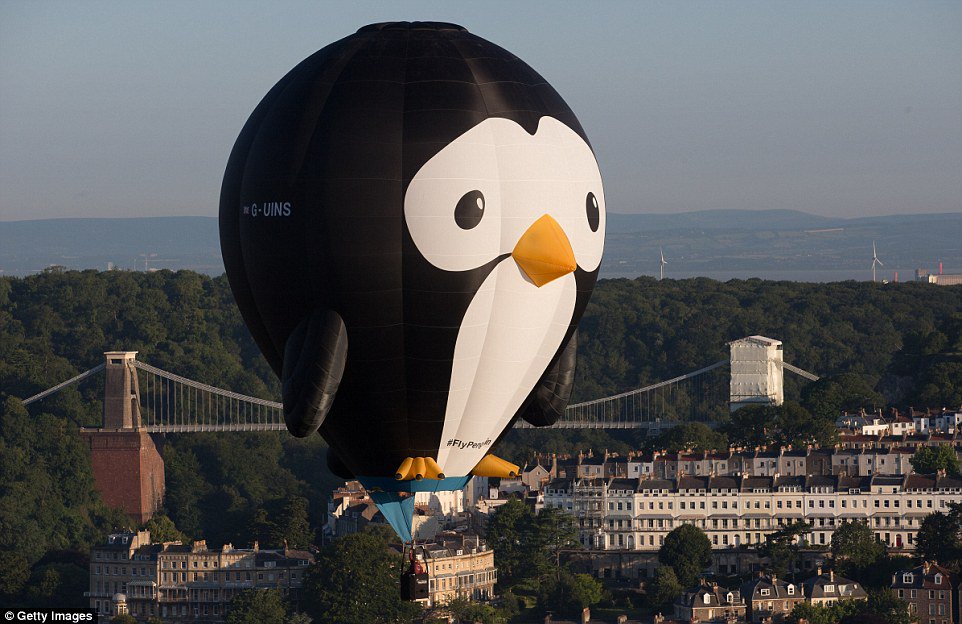 apexelements's tweet image. Studio 404's Otto reaches new heights! #BristolBalloonFiesta