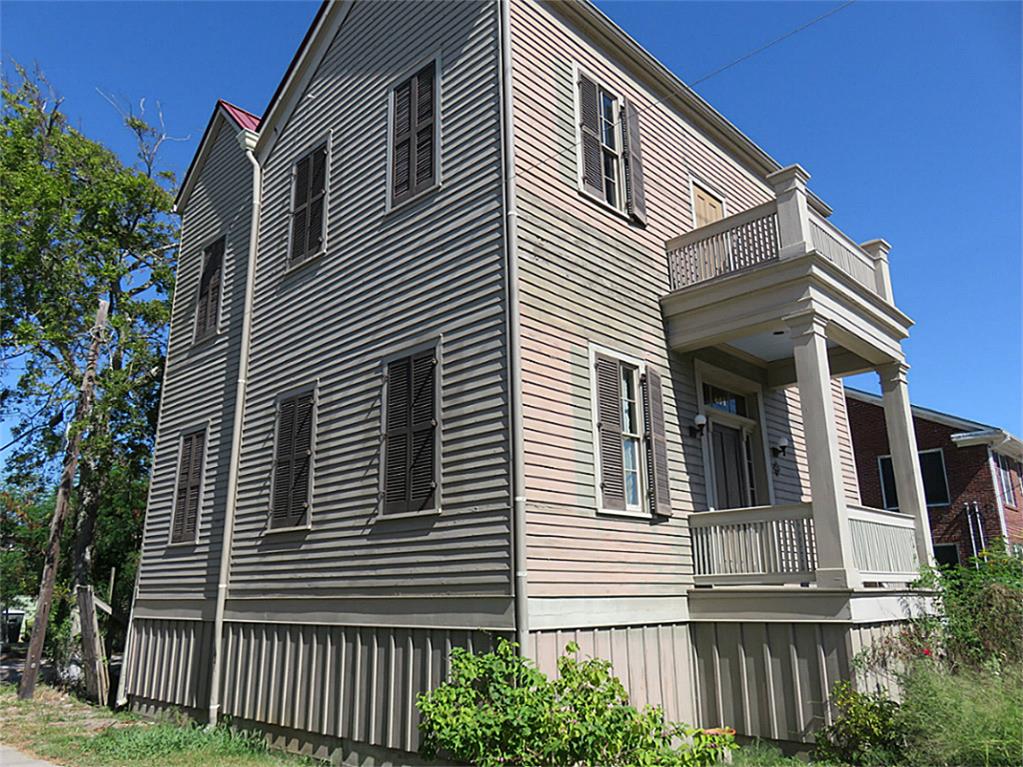 TalkToTomHouse's tweet image. We love #Galveston for its #HISTORY! 614 16th is a 2/2.5 with beautiful architectural details. Built in 1870s!