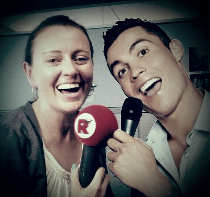 Mehr Spaß bei der Arbeit! Heute mit <a href="/Cristiano/">Cristiano Ronaldo</a>. Es gab Küsschen, Geschenke und Musik. #cr7selfie #CR7SelfieApp