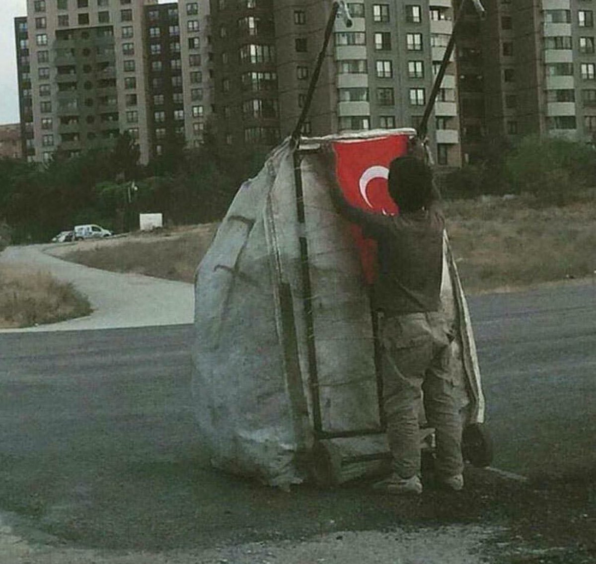 Aferim sana çocuk aferim!
İçinde ki vatan sevgisi her zaman yüreğinde olsun...