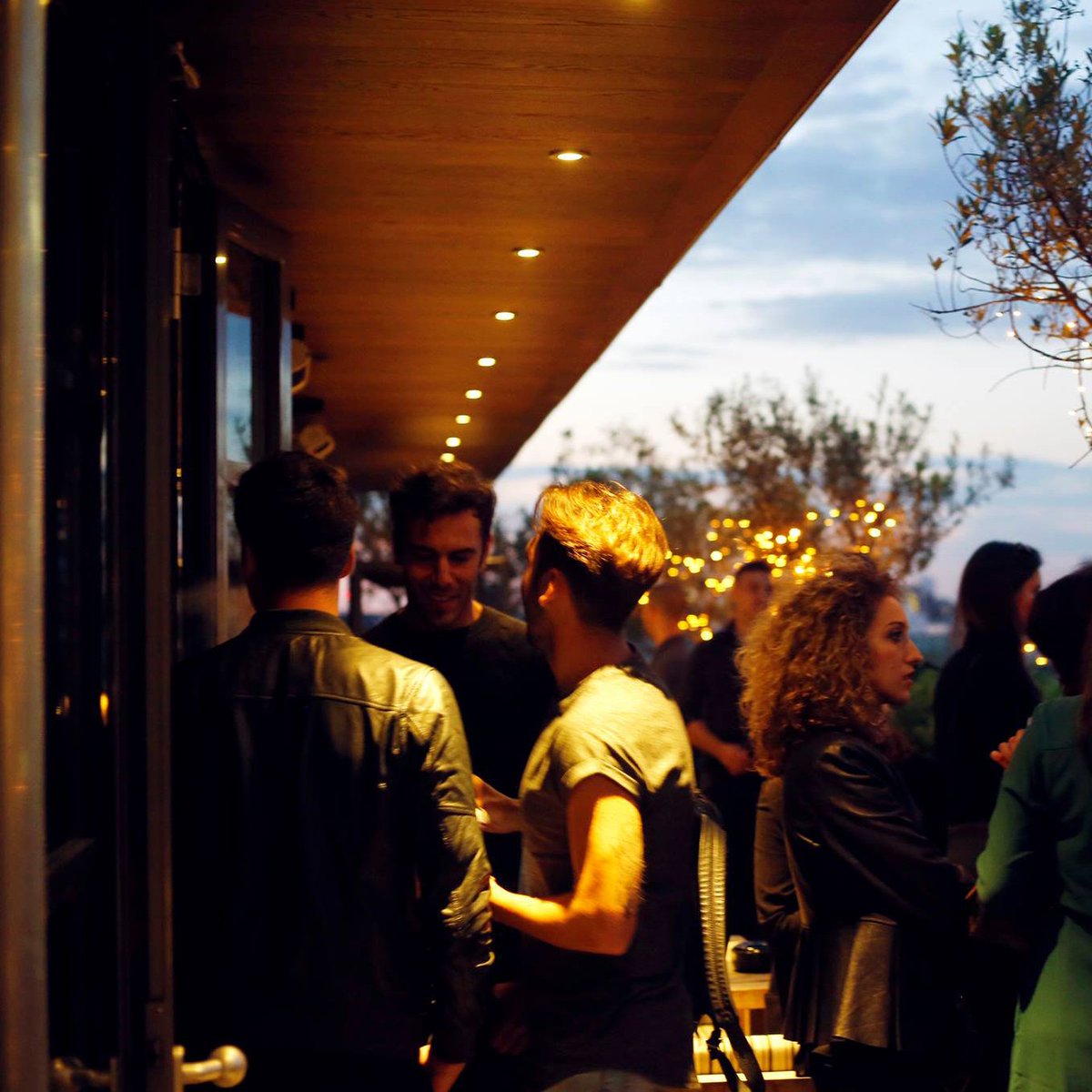 DanielBrooksArt's tweet photo. WAU Roof Terrace Party #artexhibition #eightmembersclub #danielbrooksart https://t.co/dhPrZPLGwI