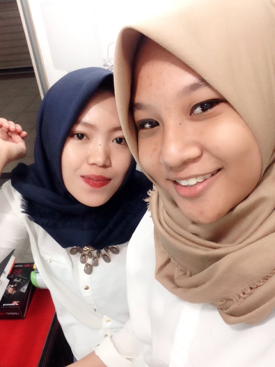 👭