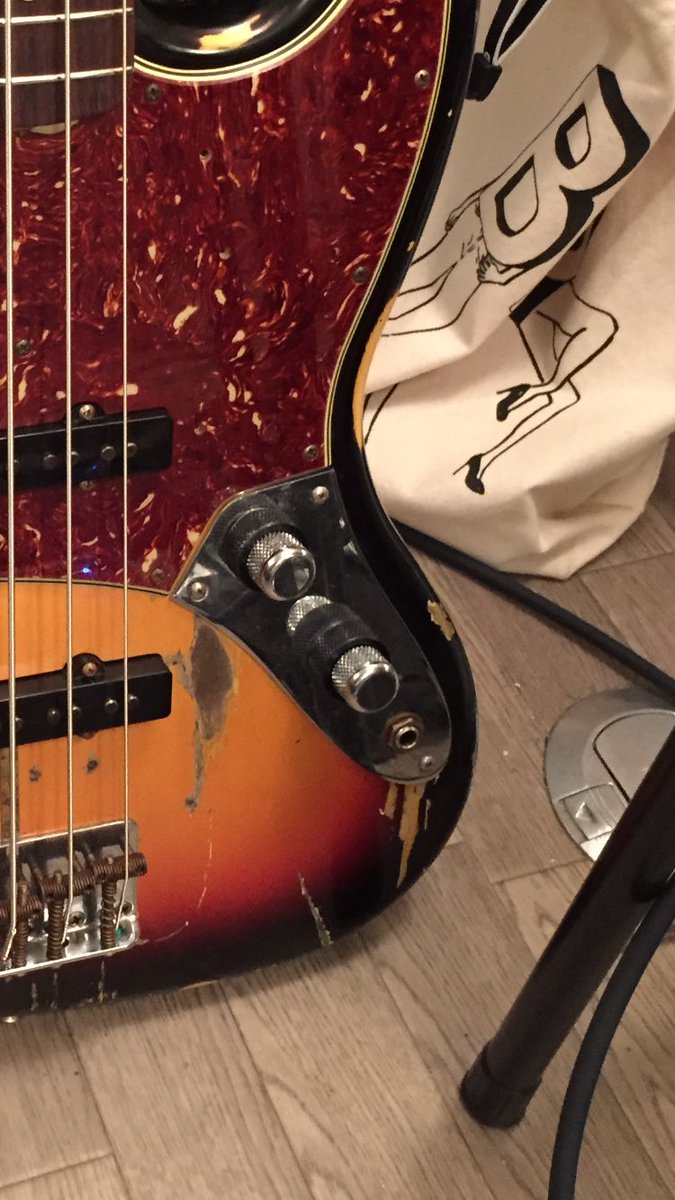 露崎 義邦 ベースを改造したことに気付いてくれる人がいっぱいでびっくりしている そう アクティブサーキットに変更しているんです 写真は改造前 見た目は2連スタックのほうが好きなんですけどね パスピエというバンドにはアクティブがあうみたい