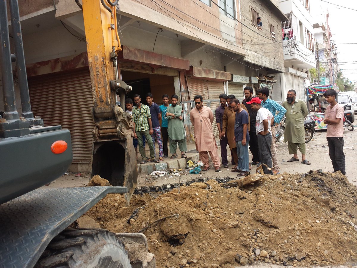 SocietySector90's tweet photo. #Barsati Naale ki Safai karwate Howe ViceChairman Tanzeel Ur Rehman or Councilor Uc07 #SocietyTown Near FTC https://t.co/mQTp6YJ0Lo