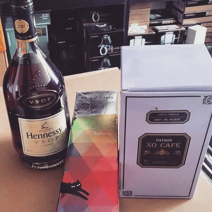 naughtysp0on's tweet photo. #patronxocafe #vsop #hennessy #cognac #adoredwine
#drinkingfromthebottles #CalvinHarris #tinytempah #edmhits #EDM https://t.co/kPDltXyb1Y