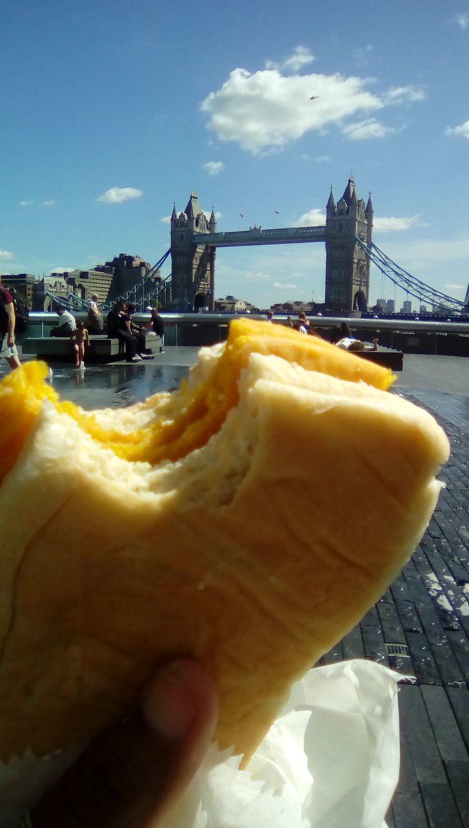 Gubworldwide's tweet photo. #PattyAndCocoBread is what's happening in the shadow of the #TowerOfLondon #OffWithItsHead https://t.co/JXwaH6iAAa