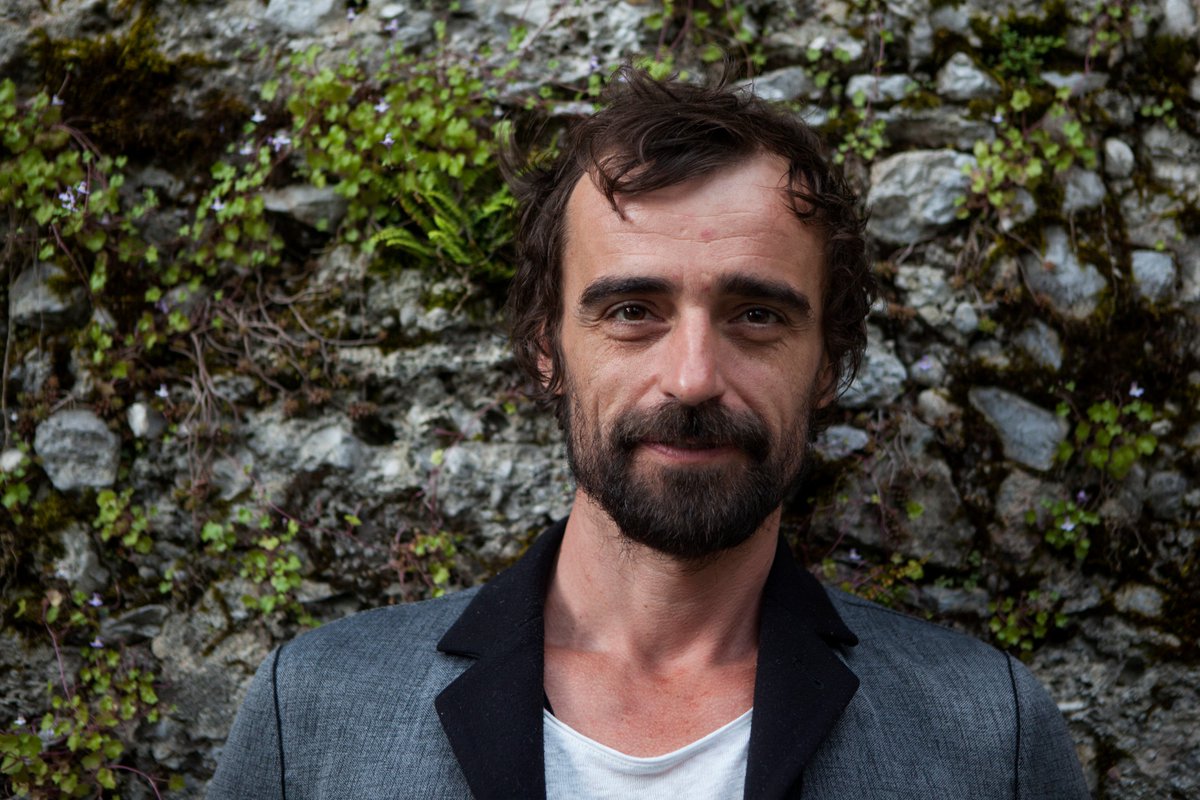 Pogovor s plesalcem Matejem Kejžarjem
 pogledi.si/l…/sem-plesalec-zato-ne-bi-posploseval