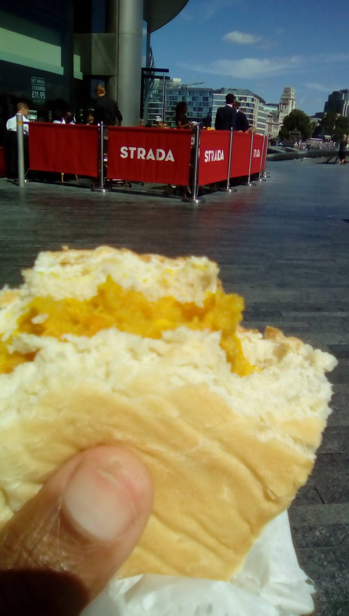 Gubworldwide's tweet photo. #PattyAndCocoBread is what's happening in the shadow of the #TowerOfLondon #OffWithItsHead https://t.co/JXwaH6iAAa