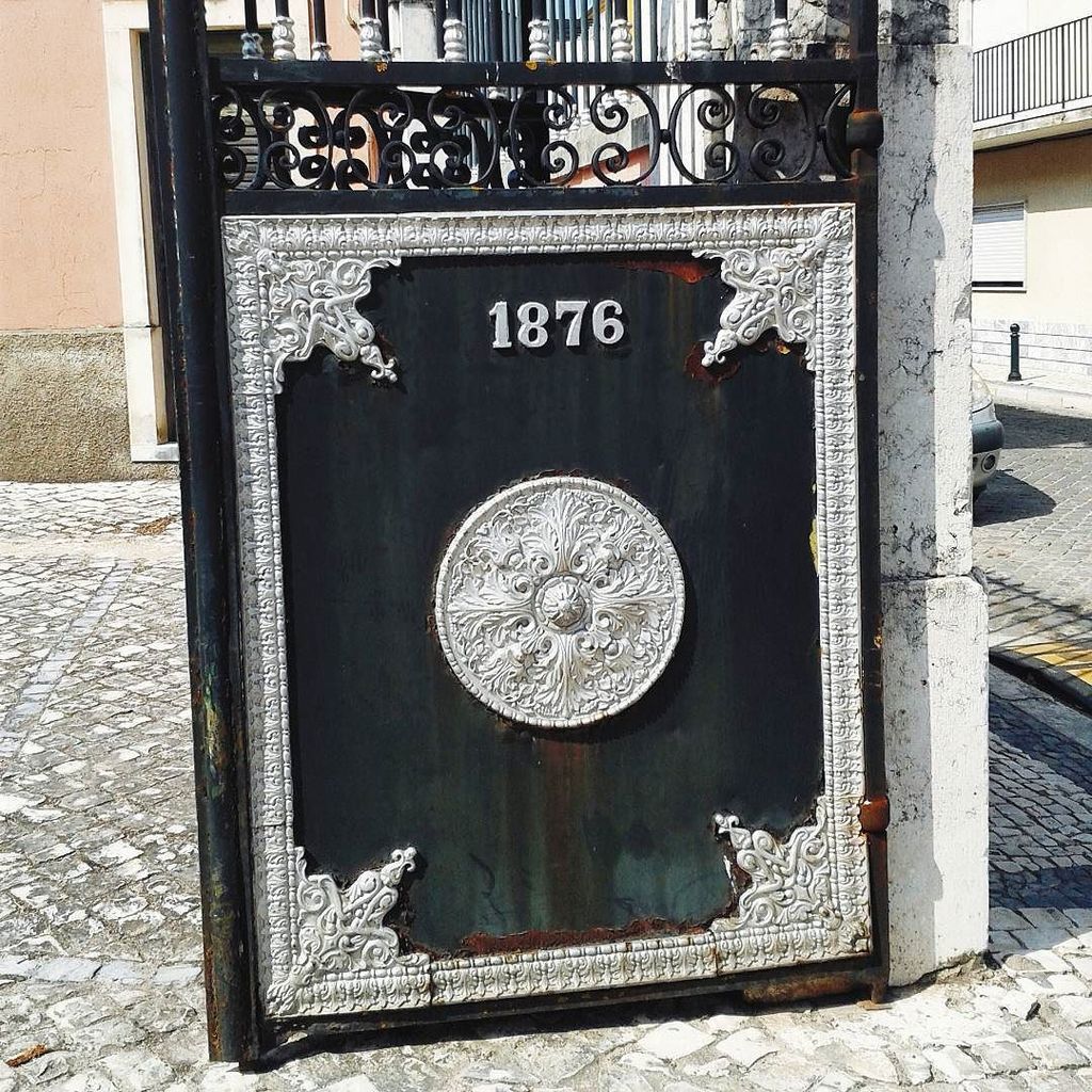 ImageLegacy's tweet photo. #DoorsOfPortugal: the Dominion of Canada is only 9 years older than this door in Golegã. (… https://t.co/REGYS1aG5l https://t.co/4UBWSL8whR