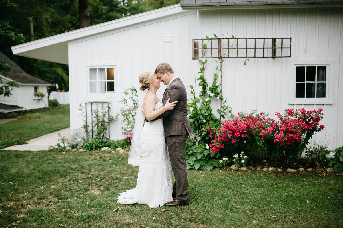 SimplyBlueWed's tweet image. Colleen &amp;amp; Andy's charming Cherry Basket Farm wedding - bit.ly/2bbqMF4
Photo: @danstewartphoto