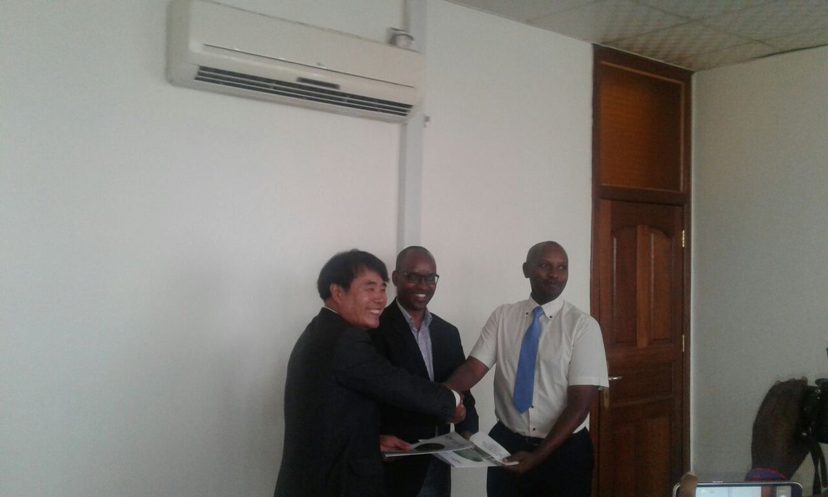 RwandAgriExport's tweet photo. #HEWorks and #NAEB (on behalf of @RwandaAgri) signed an MoU for #SilkDevelopment in #Rwanda https://t.co/DdfAh19lPo
