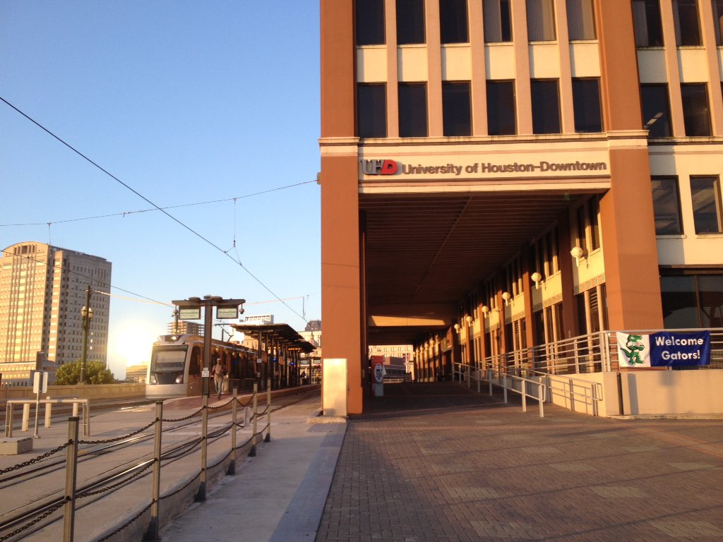 TexasDudette's tweet photo. Early start @uhdowntown #WelcomeGators https://t.co/TgU19C9yr8