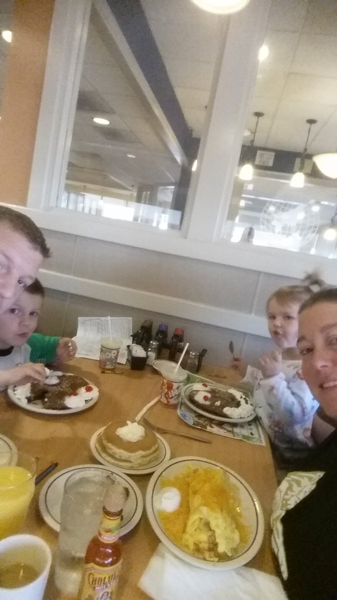 amandaandrews33's tweet photo. 'Twas the day before kindergarten... #kindergarten #pjbreakfast #funnyfacepancakes https://t.co/gCnA09dcHP