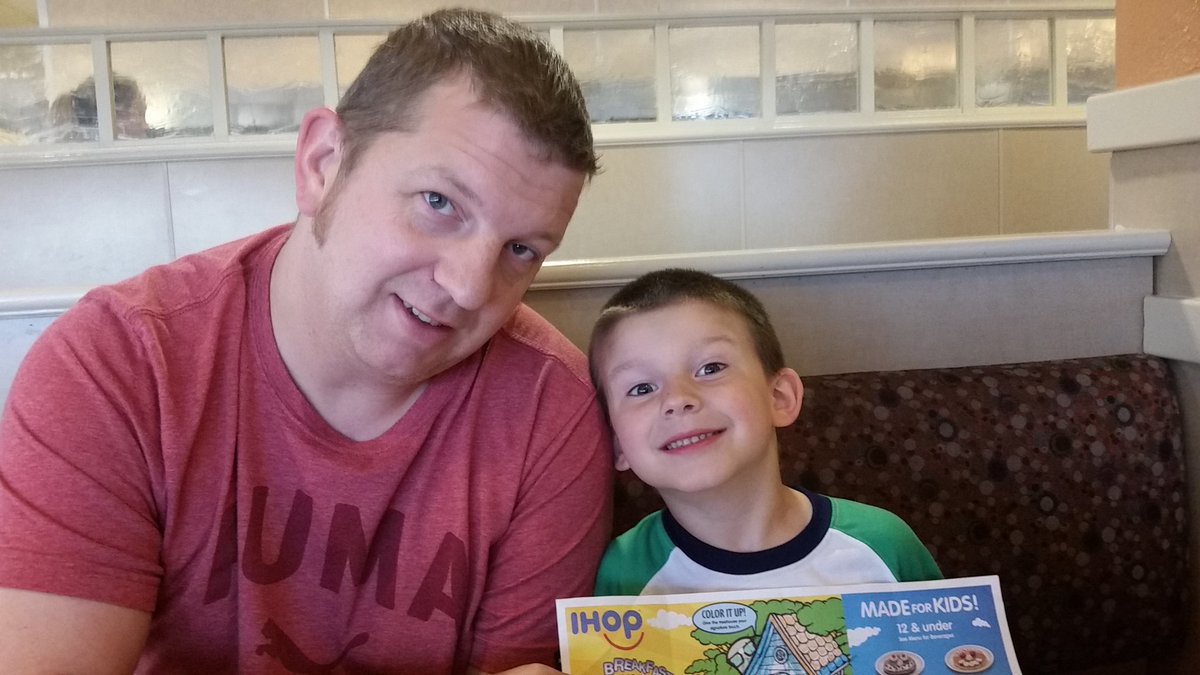 amandaandrews33's tweet photo. 'Twas the day before kindergarten... #kindergarten #pjbreakfast #funnyfacepancakes https://t.co/gCnA09dcHP